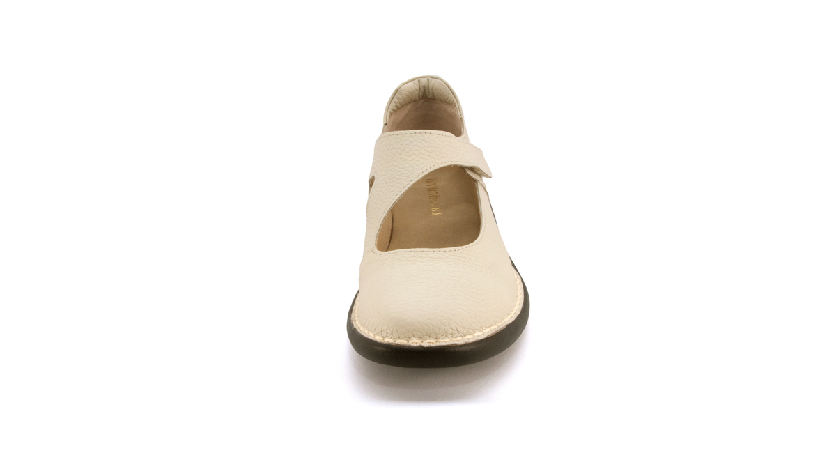 外反母趾に優しい侘びくつやの靴「面ファスナー楽々シューズ　アイボリー」正面から見たデザイン